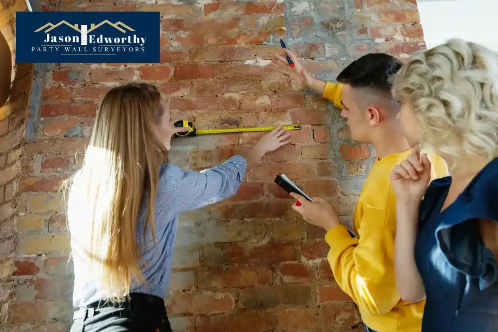 What are the responsibilities of a party wall surveyor Thatcham?